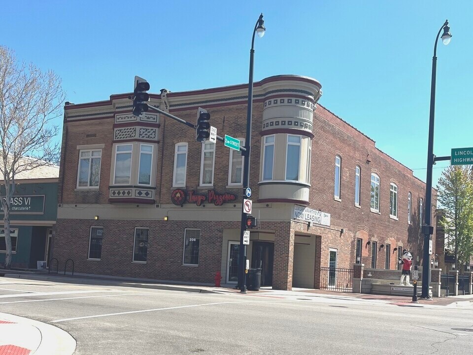 102 S 2nd St in Dekalb, IL - Building Photo
