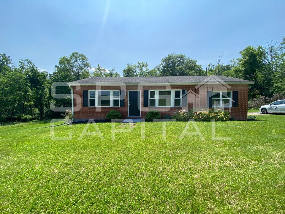 120 E Siddonsburg Rd in Dillsburg, PA - Building Photo