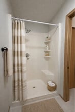 7104 SE Kansas St in Port Orchard, WA - Foto de edificio - Building Photo