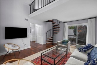 208 Harris Rd in Bedford Hills, NY - Foto de edificio - Building Photo
