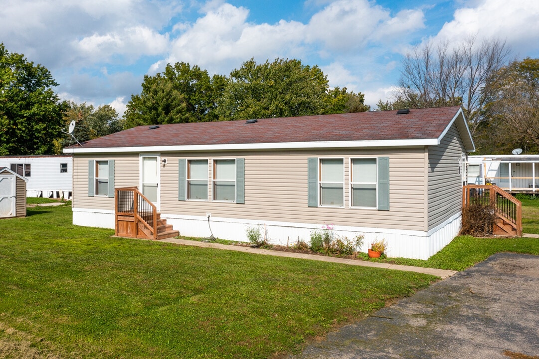 Holiday South Mobile Homes in Monroe, MI - Building Photo