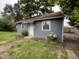 1912 20th St NE in Salem, OR - Building Photo