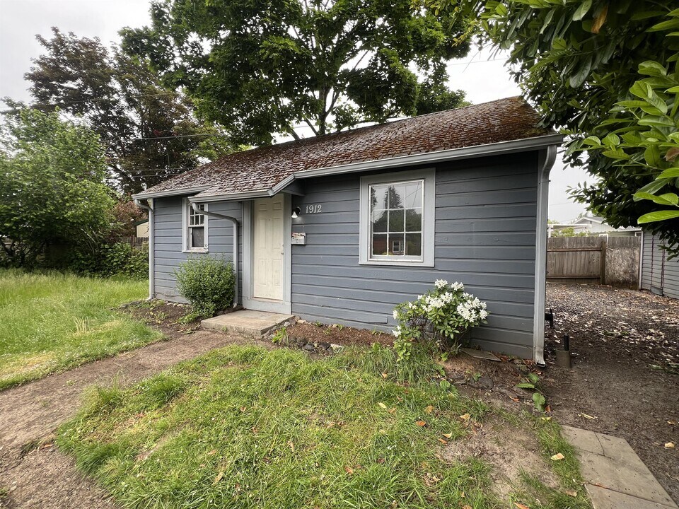 1912 20th St NE in Salem, OR - Building Photo
