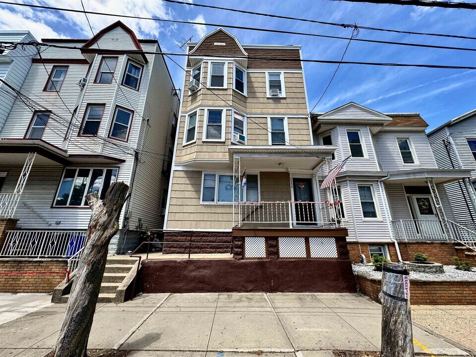 359 Ave E in Bayonne, NJ - Building Photo
