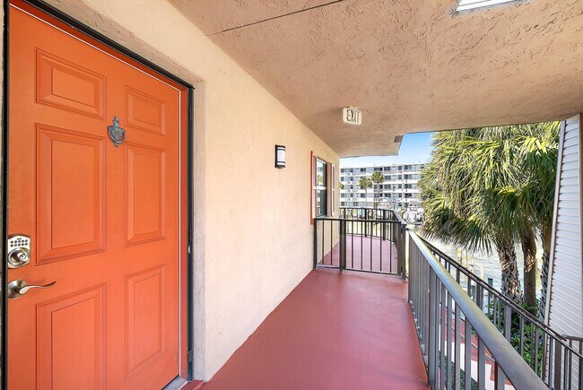 135 Shore Ct in North Palm Beach, FL - Building Photo - Building Photo