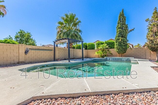 property at 1531 E Vaughn Ave