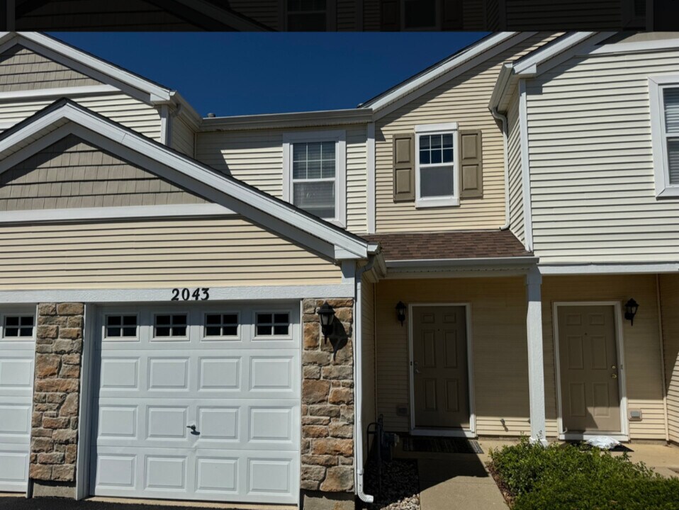 2043 Limestone Ln in Carpentersville, IL - Building Photo