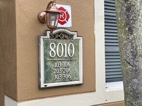 8010 N Nob Hill Rd in Tamarac, FL - Building Photo - Building Photo