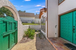 409 Golf Crest Ln in Lakeway, TX - Foto de edificio - Building Photo