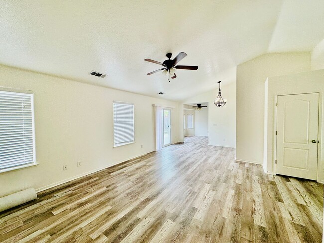 2101 Coughlin Ct in Dos Palos, CA - Building Photo - Building Photo