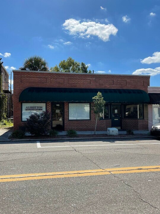 105 W Main St in Perry, FL - Foto de edificio
