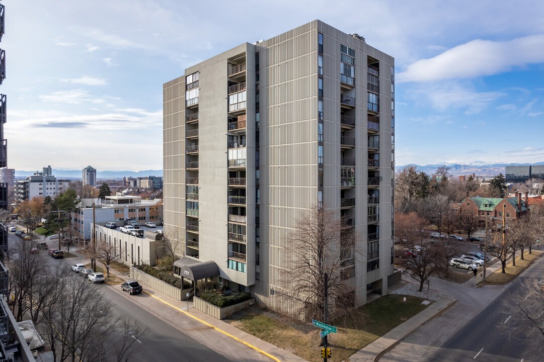 Governor's Park Condominiums in Denver, CO - Building Photo