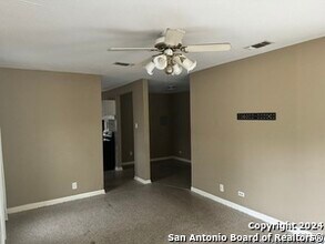 1011 Alexander Hamilton Dr in San Antonio, TX - Building Photo - Building Photo
