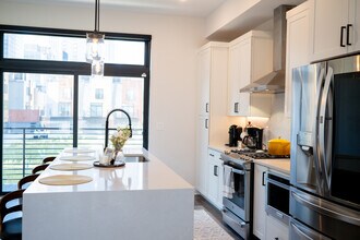 1446 E 15th St in Cleveland, OH - Foto de edificio - Building Photo