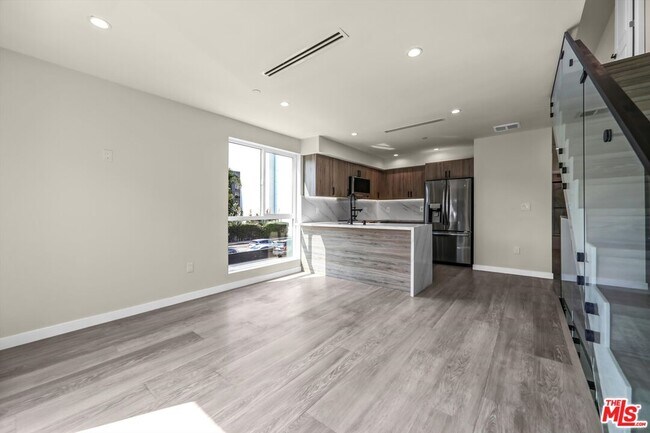 1305 N Sycamore Ave in Los Angeles, CA - Building Photo - Building Photo