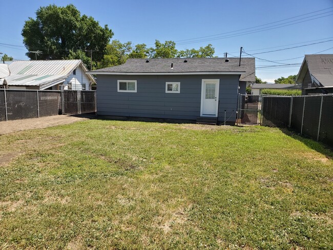 1308 Cherry St in La Grande, OR - Building Photo - Building Photo