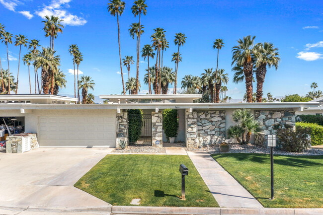 2486 Madrona Dr in Palm Springs, CA - Foto de edificio - Building Photo