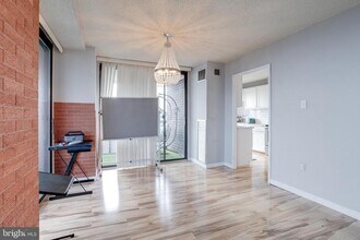 250 S Reynolds St in Alexandria, VA - Building Photo - Building Photo