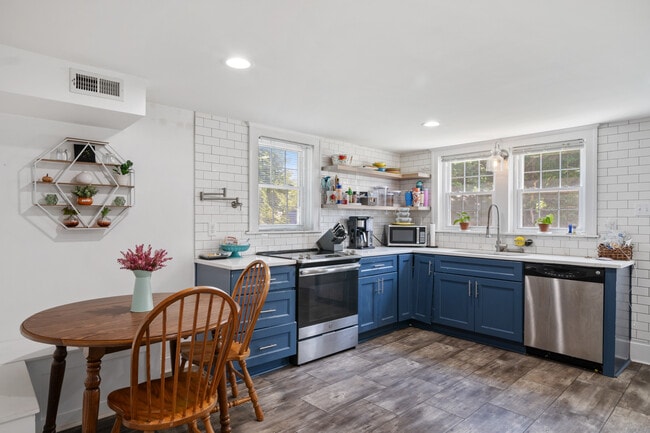 547 Montgomery St, Unit 2