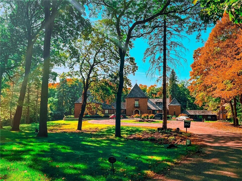250 Bushaway Rd in Wayzata, MN - Building Photo