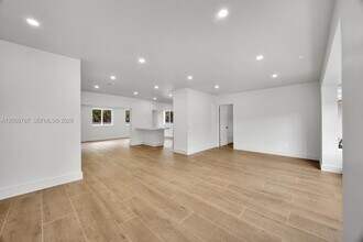 8760 SW 83rd St in Miami, FL - Building Photo - Building Photo