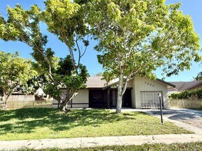 7400 SW 11th Ct in North Lauderdale, FL - Building Photo - Building Photo