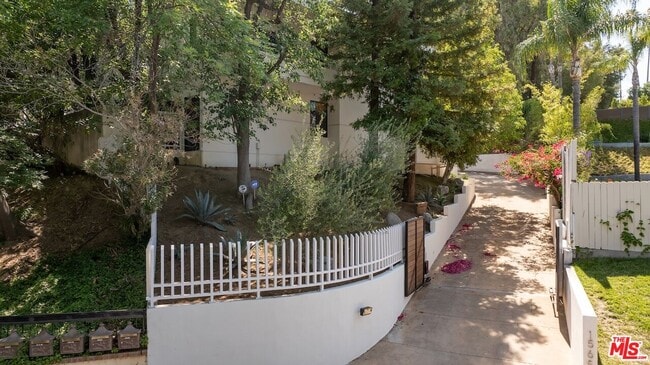 15656 Crownridge Pl in Los Angeles, CA - Building Photo - Building Photo