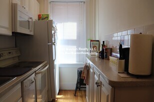 89 Trowbridge St, Unit 23 in Cambridge, MA - Building Photo