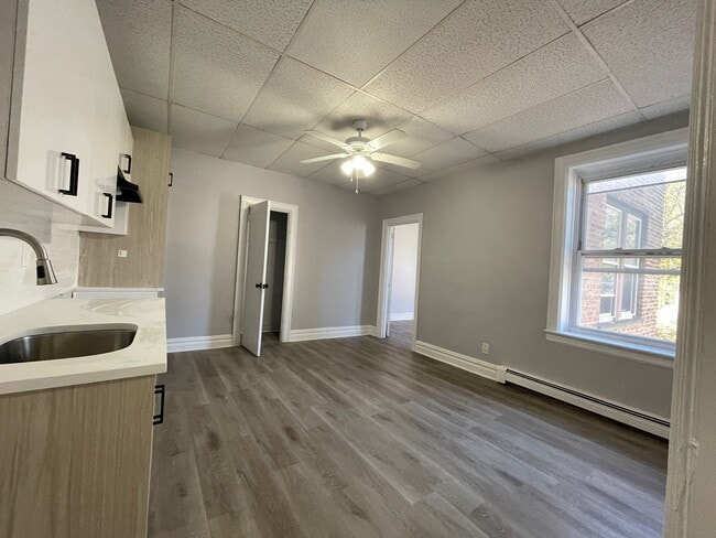 140 Hutton St, Unit 8 in Jersey City, NJ - Foto de edificio - Building Photo