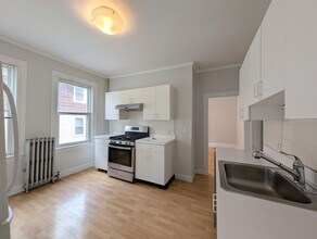 13 Farragut Ave, Unit 1 in Somerville, MA - Building Photo - Building Photo