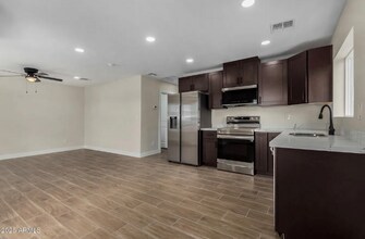 1009 S 17th Ave in Phoenix, AZ - Foto de edificio - Building Photo