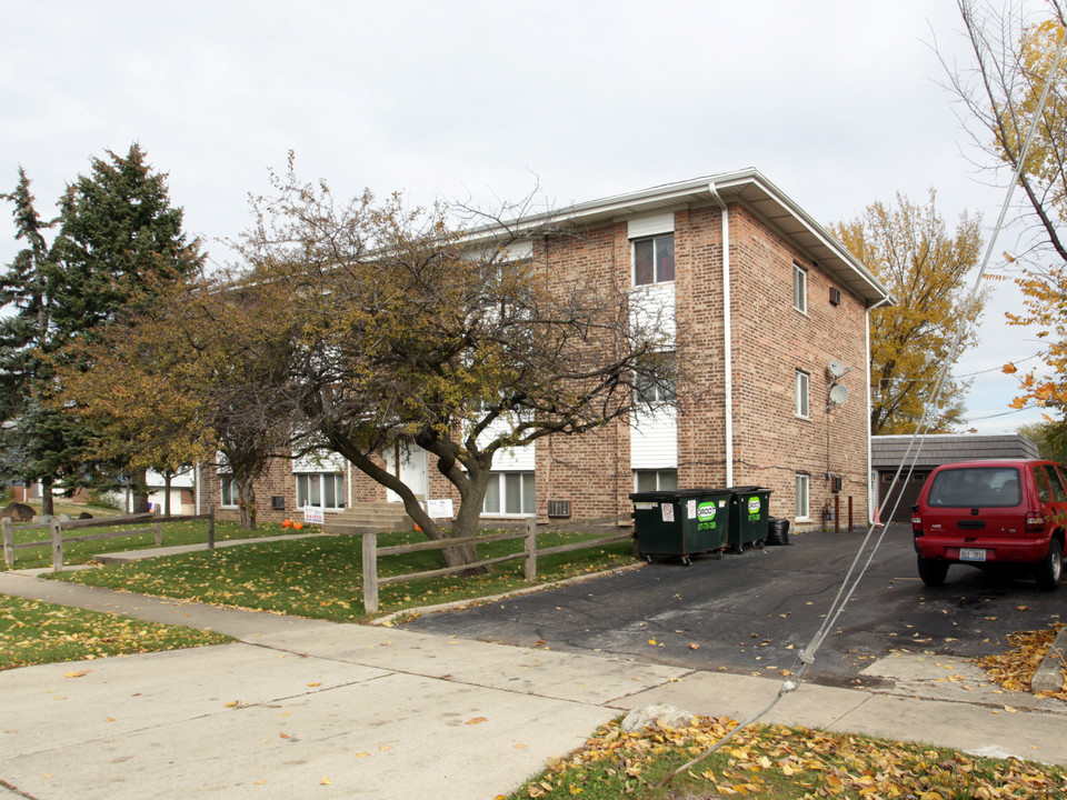 1115 Surrey Dr in Lombard, IL - Building Photo