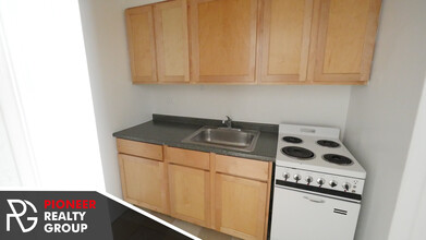 556 W Arlington Pl, Unit 215 in Chicago, IL - Building Photo - Building Photo