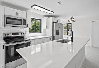 3652 Hibiscus Ave in Naples, FL - Building Photo - Building Photo