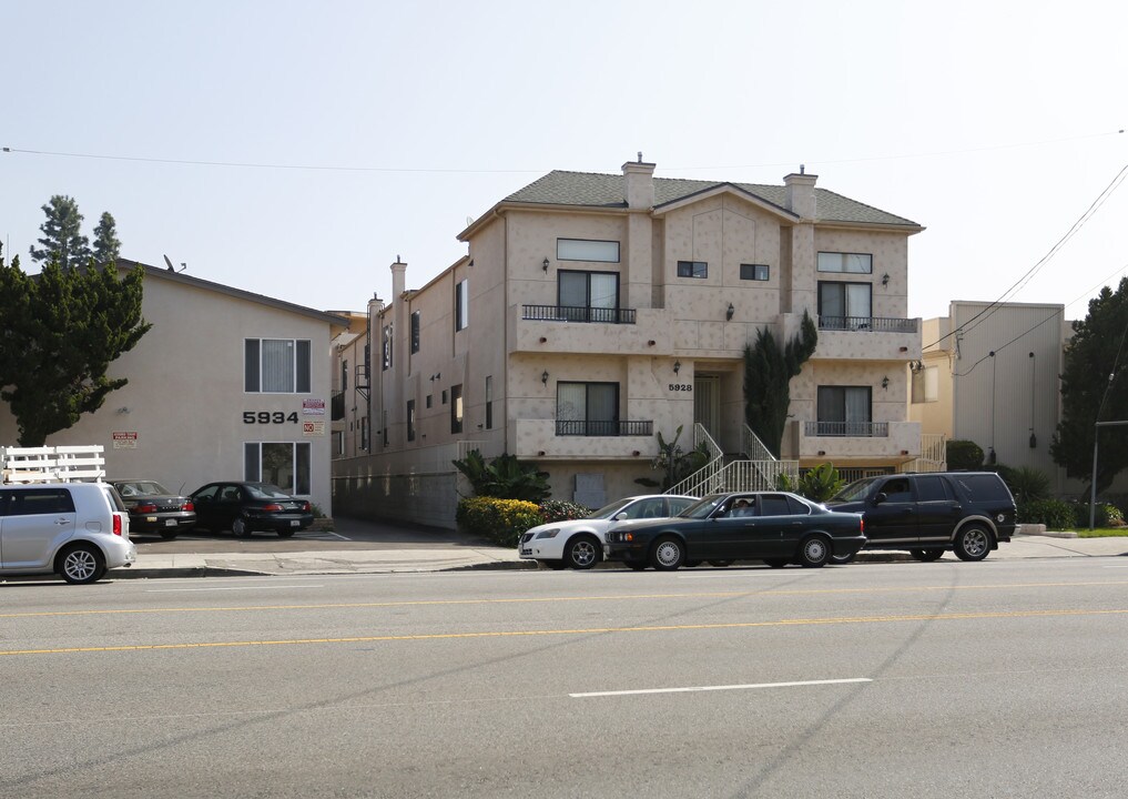 5928 Woodman Ave in Van Nuys, CA - Foto de edificio