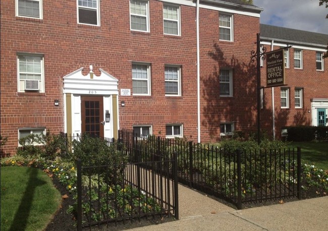 Martin's View Apartments in Washington, DC - Foto de edificio - Building Photo