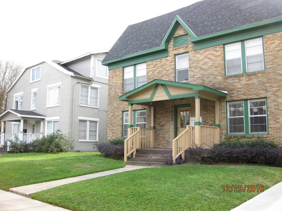 Castle Court 10 in Houston, TX - Building Photo