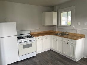 36 Lincoln Ave, Unit Apartment #1 in Irwin, PA - Foto de edificio - Building Photo