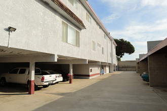 Sky Way Apartments in El Segundo, CA - Building Photo - Building Photo