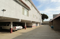 Sky Way Apartments in El Segundo, CA - Foto de edificio - Building Photo