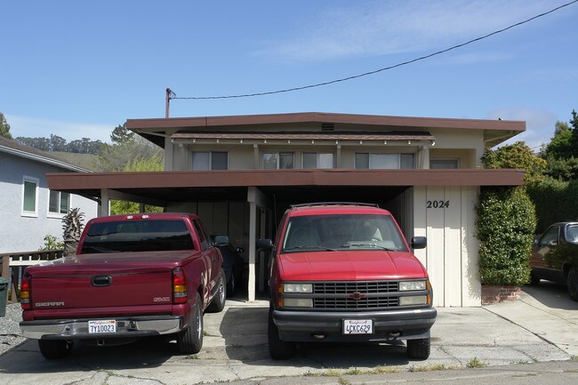 2024 Altamont Rd in San Leandro, CA - Foto de edificio - Building Photo