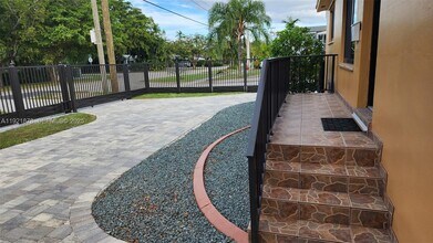 8010 SW 16th St in Miami, FL - Building Photo - Building Photo