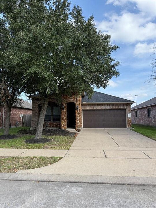 8702 Debbie Terrace Dr in Cypress, TX - Building Photo