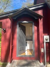 300 Chestnut Hill Rd in Ridgefield, CT - Foto de edificio - Building Photo