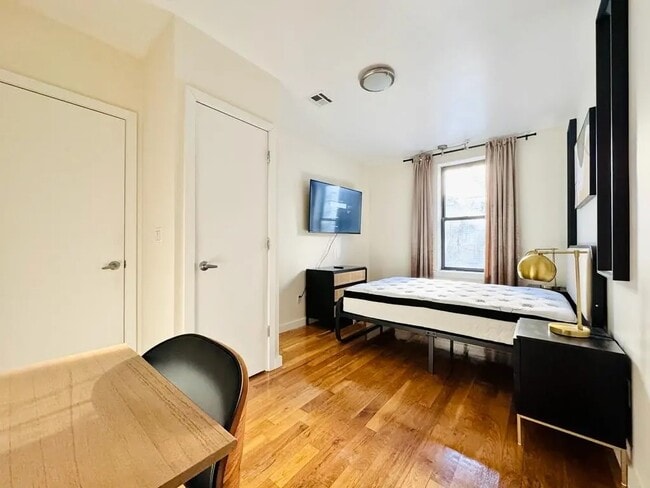 Furnished room/NOT APARTMENT in Brooklyn, NY - Foto de edificio - Building Photo