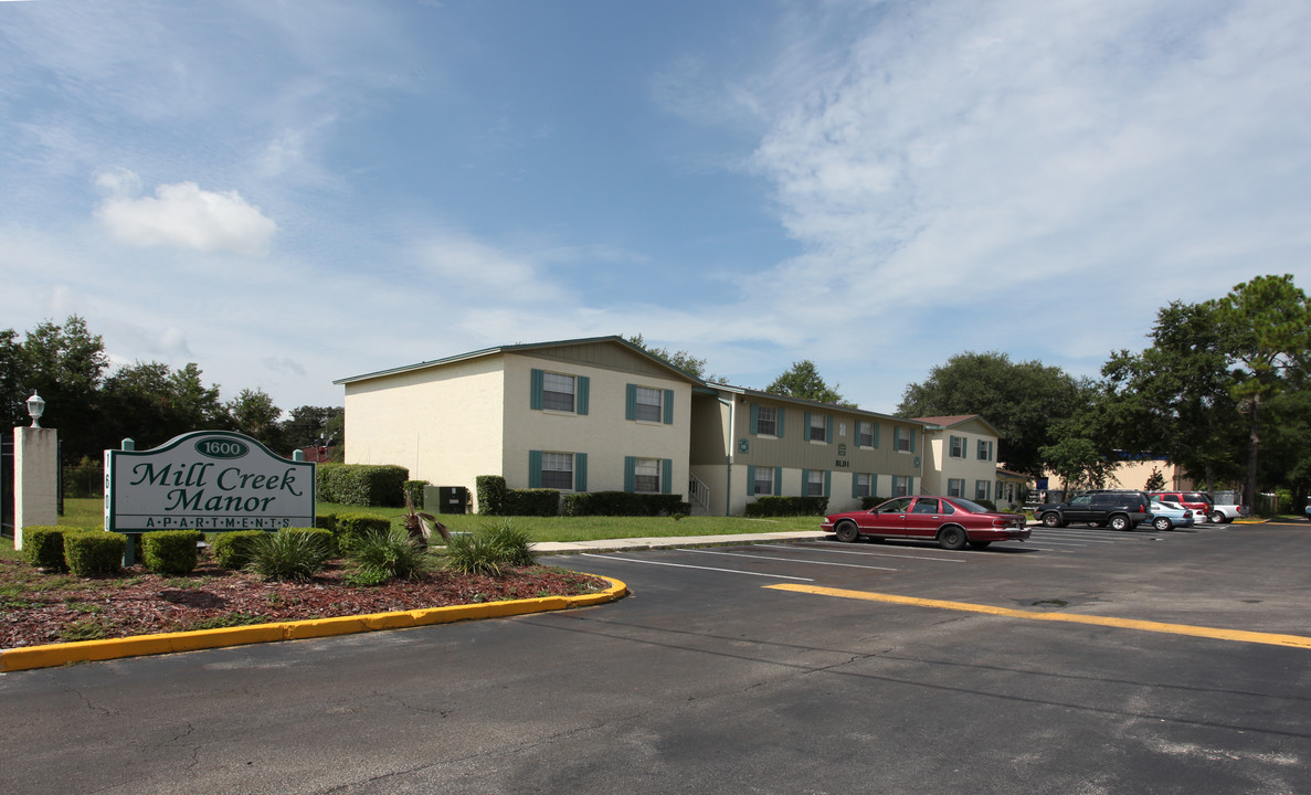 Mill Creek Manor in Jacksonville, FL - Building Photo