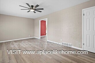 6535 Melrose Ln in Shawnee, KS - Building Photo - Building Photo