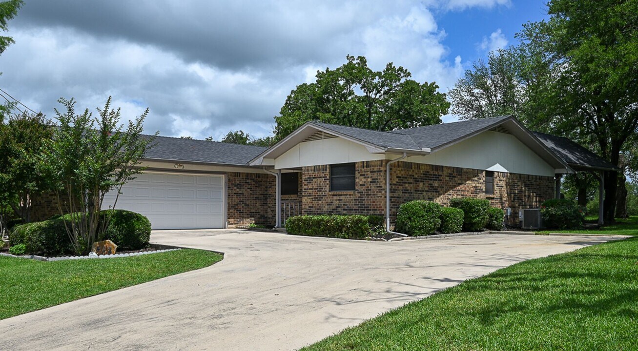 412 Half Moon Way in Runaway Bay, TX - Building Photo
