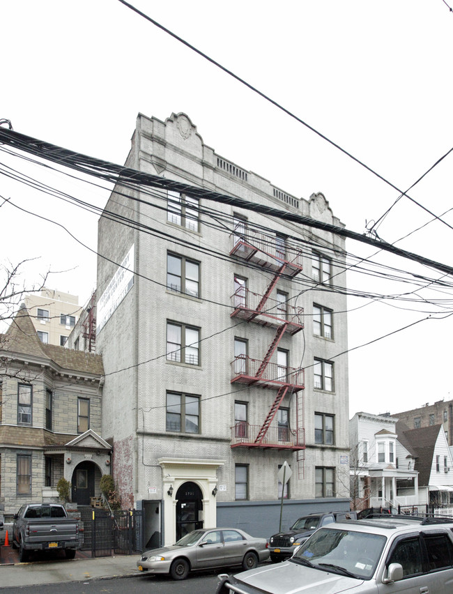 2735 Creston Ave in Bronx, NY - Foto de edificio - Building Photo