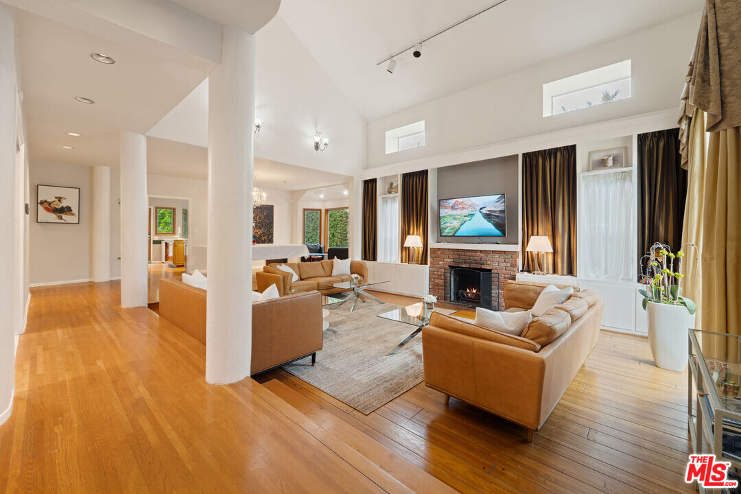 119 S Kilkea Dr in Los Angeles, CA - Building Photo